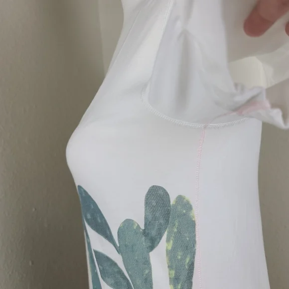 Lululemon high low t-shirt Size 4 white and green cactus short sleeve v-neckline - Picture 9 of 12